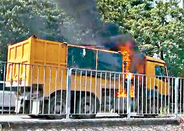 食環夾斗車自焚  司機跳車逃生