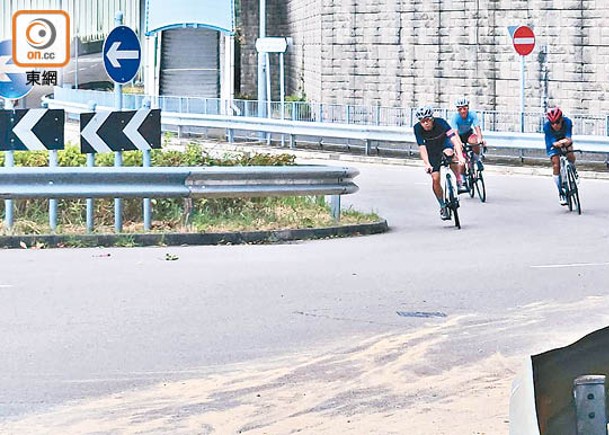 鐵騎漏油  累3單車連環炒