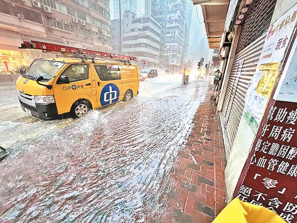 劉俊彥憶述「500年一遇」的暴雨令多區水浸，但中電的供電系統運作大致維持正常，絕大部分客戶的供電穩定。