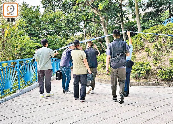 執法部門封鎖公園一帶範圍。（蘇偉明攝）