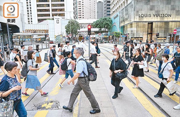 當局表示將會按市場需求篩選適合留港的人才。