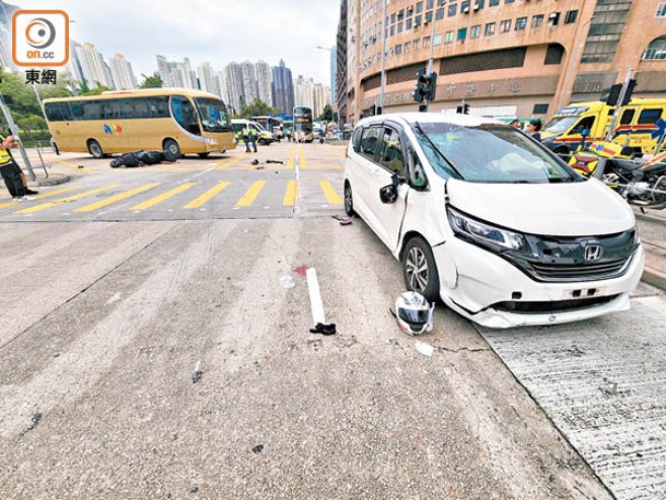 私家車車頭損毀。（張開裕攝）