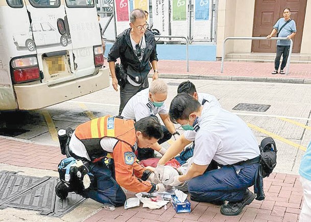 荃灣小巴撞傷過路老婦