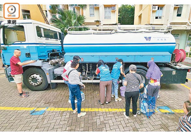 水車出動為居民供水。 （陳嘉順攝）