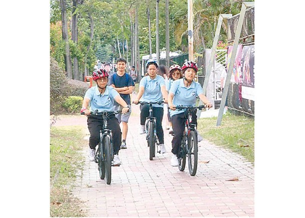 沙田單車節有參加者踩上行人路。