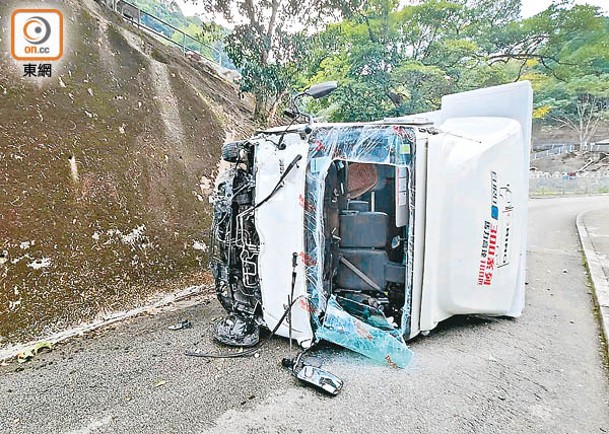 和合石：密斗貨車失事翻側橫亘路中。（蘇偉明攝）