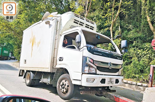 落馬洲：冷凍貨車由拖車拖走。