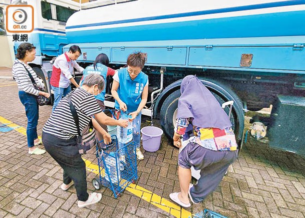 不少居民到水車取水。