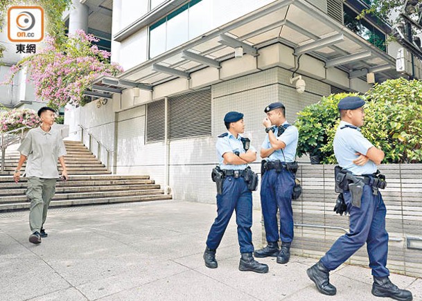 九龍城裁判法院外有警員把守。（蘇偉明攝）