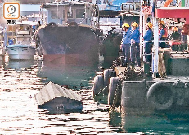 細船船底浮於水面。（陳嘉傑攝）