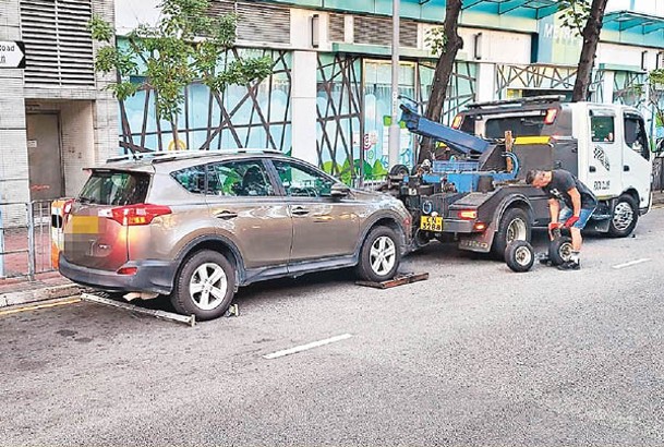 違泊車輛被拖走。