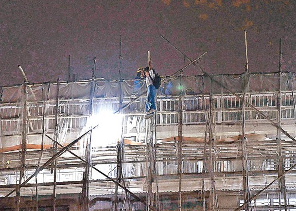 事主緊握竹枝「半天吊」。