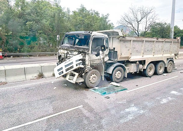 泥頭車車頭嚴重毀爛。