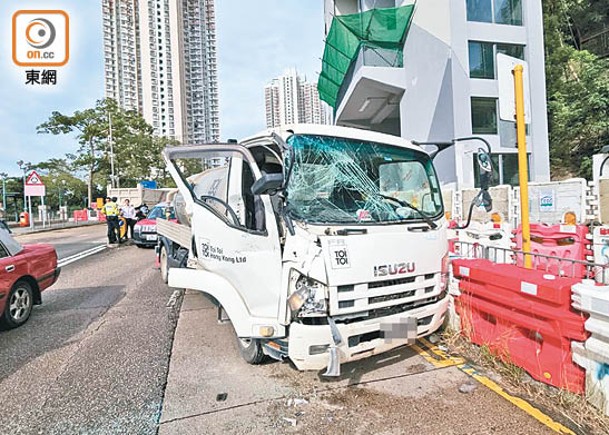 運水車車頭損毀。（吳鎮興攝）