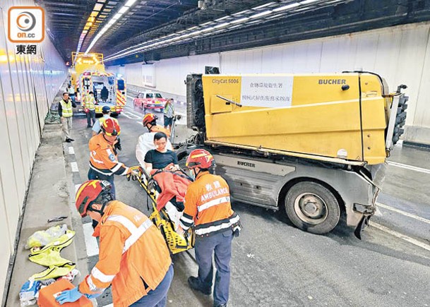 啟德隧道：受傷司機由救護車送院救治。