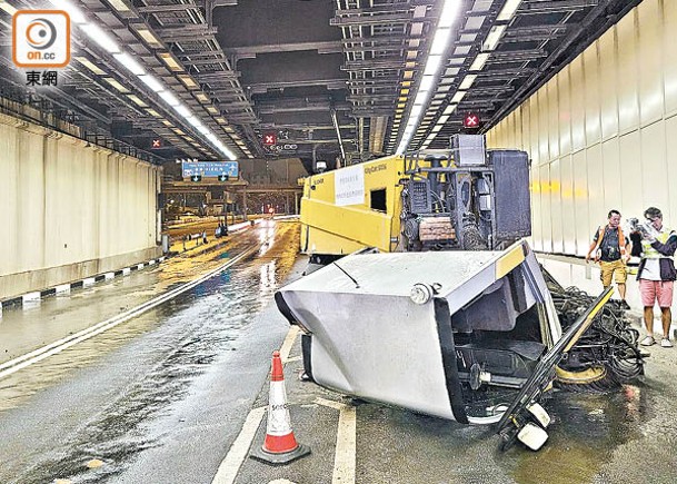 掃街車隧道自炒「甩頭」  司機淌血