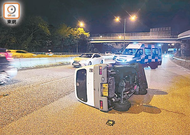 吐露港公路：小型貨車撞及巴士後翻側。（陳嘉順攝）