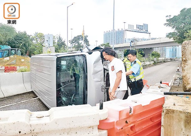 沉睡  撞欄  掃水馬  揭港男兩巴漢醉駕