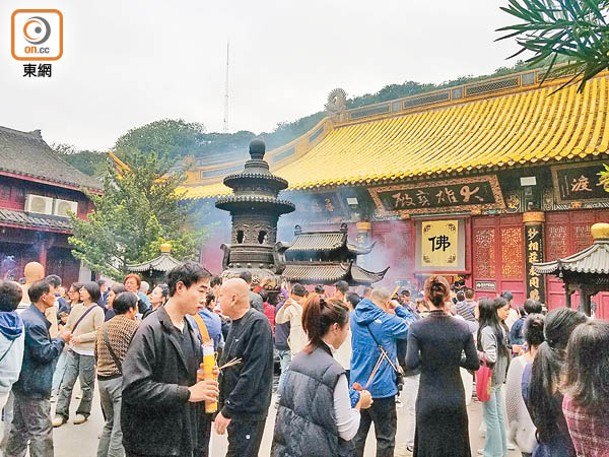 多間普陀山寺廟香火鼎盛。（陳澋俊攝）