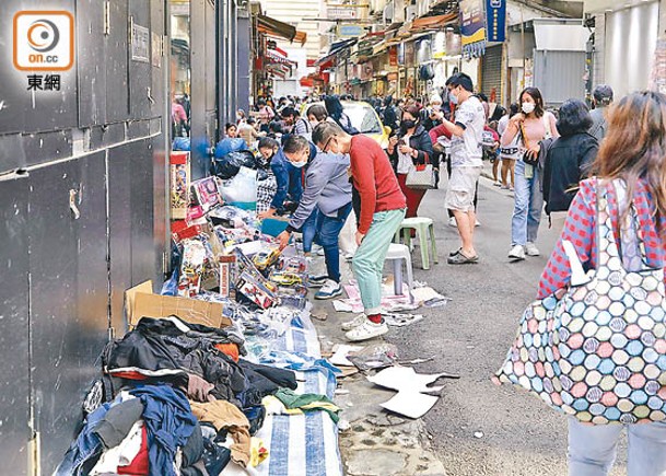 食環署提醒市民若發現有小販售賣可疑食物，可向部門舉報。