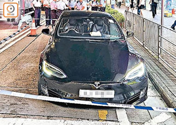 Tesla衝路障  南亞司機扮路人終就擒