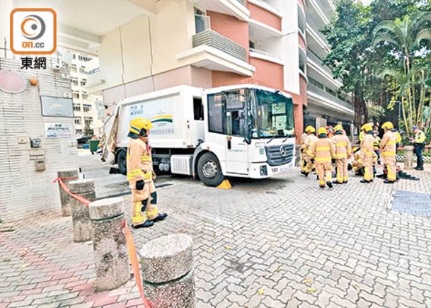 捱倒駛垃圾車撞  九旬嫗困輪下亡