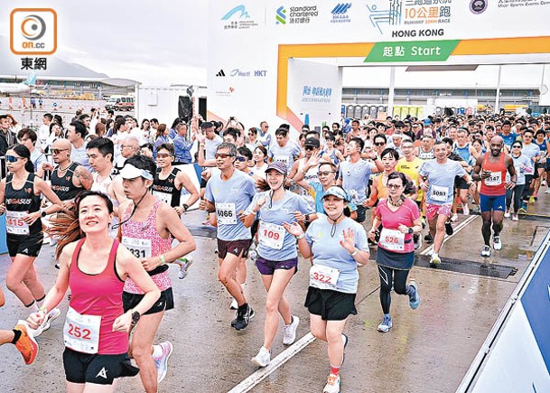 機場三跑  風雨無阻馬拉松  逾萬健兒樂其中