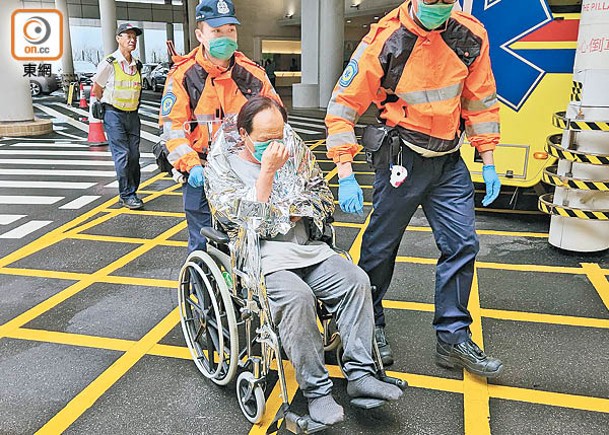 獲救男子由救護車送院。