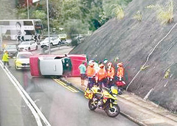 大埔公路：的士撞向山坡翻側。