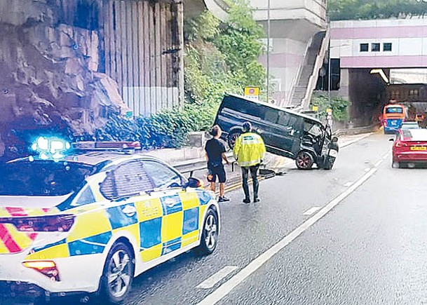 貨Van自炒掃欄  車尾擱石壆