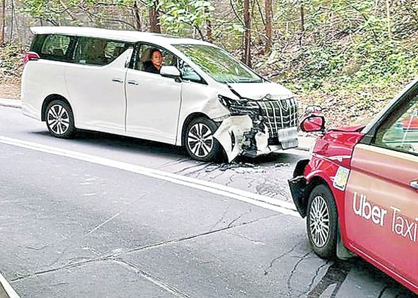 跑馬地：私家車及的士迎頭相撞。