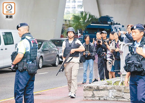 200人排隊旁聽  警員荷槍戒備