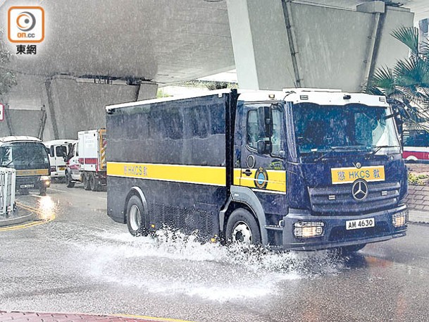 黎智英昨日由囚車押送至法庭。