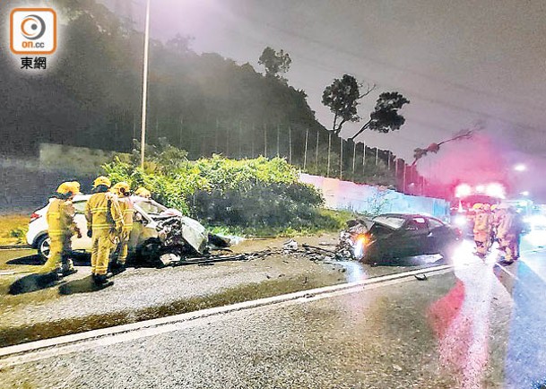 大埔公路：涉事兩輛私家車停在路中。（余宏基攝）