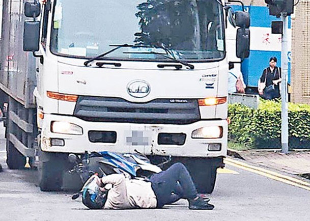 將軍澳：電單車遭撞尾翻側，鐵騎士倒地受傷。