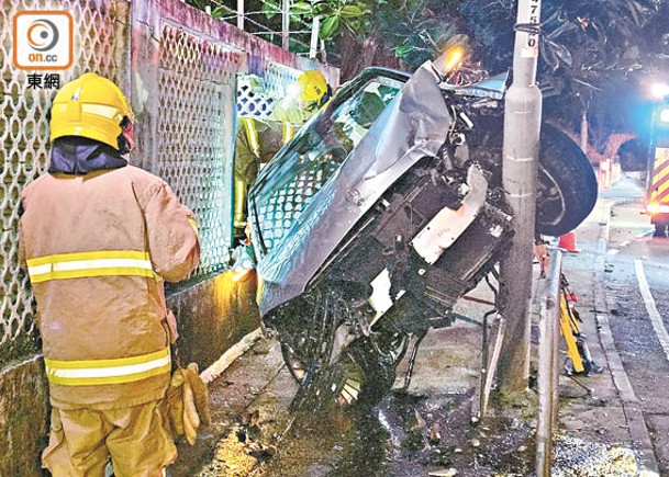 私家車失事半邊懸空  困91歲司機