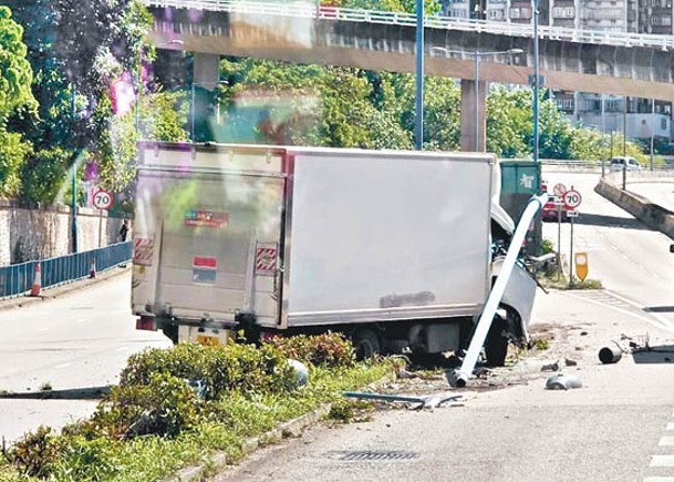 避飛舞膠袋  貨車剷花槽撞冧燈柱