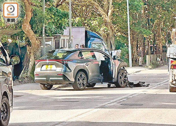 私家車越線撞跨境校巴  9童傷