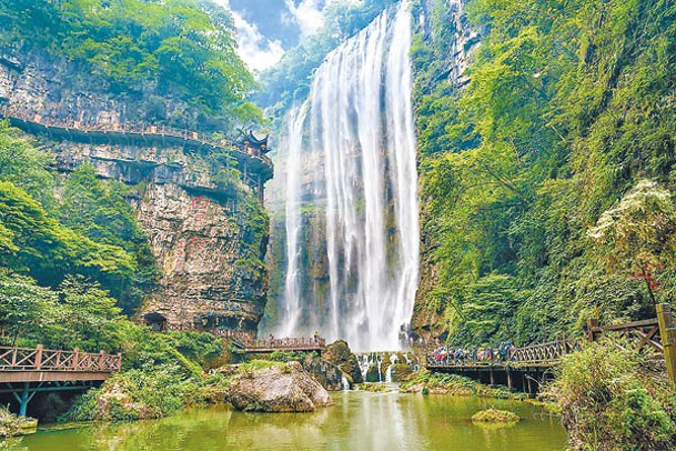 三峽大瀑布吸引大批來自世界各地的遊客。