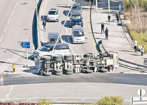 田螺車翻側撼欄  司機送院