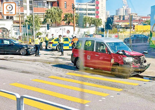 的士車頭毀爛不堪。