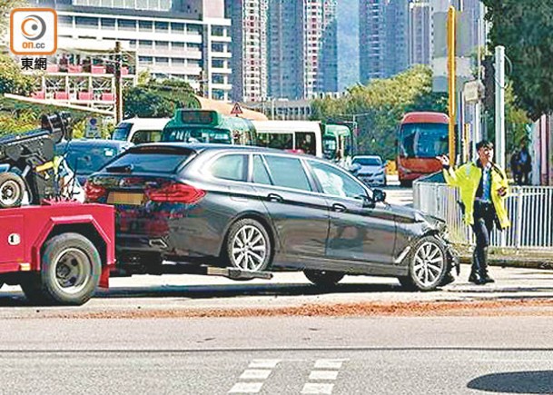 隱形戰車的士對碰  車頭俱毀警員手傷