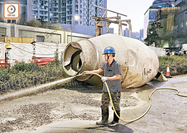 田螺車車斗跌落路中，石屎散落路面。