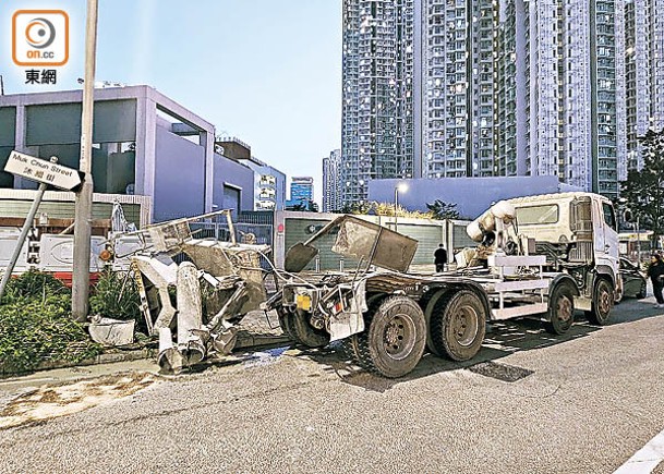 田螺車甩「田螺」  石屎散落一地