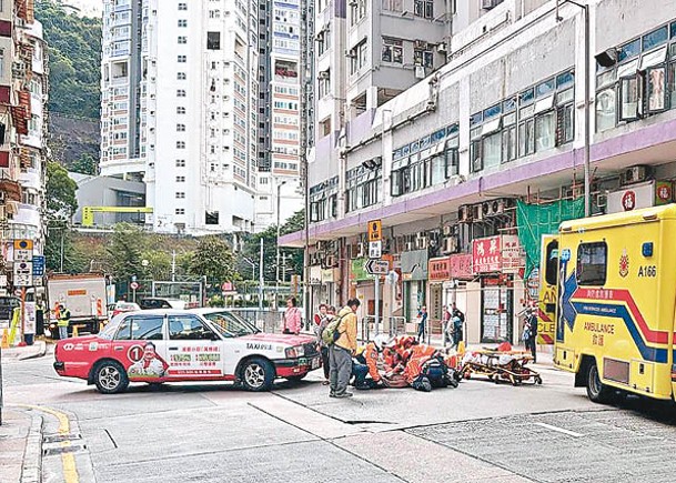 過路捱的士撞  老婦倒地送院