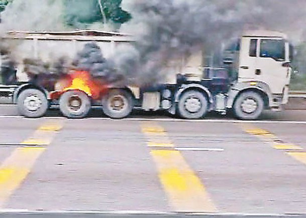 泥頭車後胎起火  停路肩求助