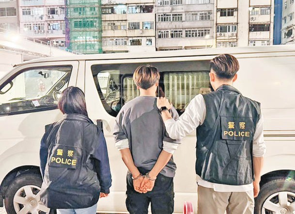 旺角：警員押走被捕男子。