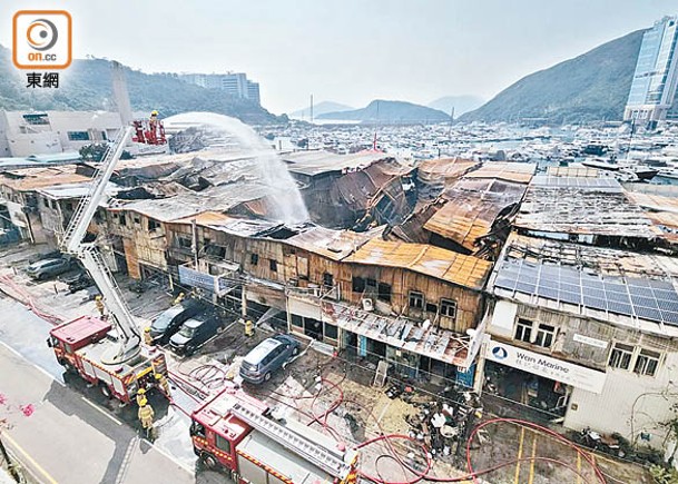 香港仔船廠大火撲滅  射水降溫防復燃