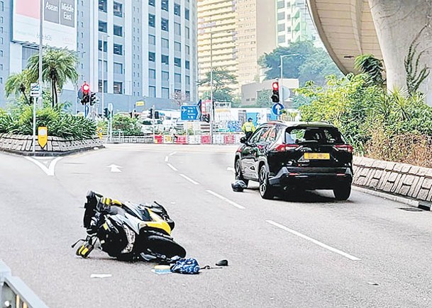 撼私家車翻側  鐵騎士昏迷