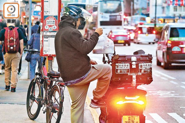 不少假難民當黑工做外送員，被指駕駛電單車橫衝直撞。（李志湧攝）